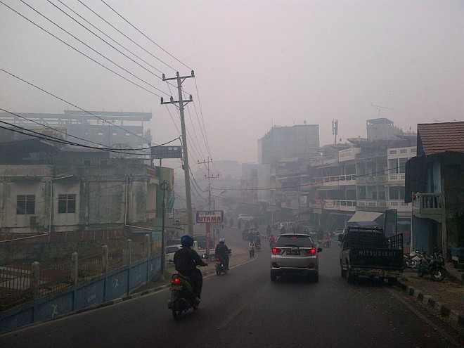 Suasana kabut asap di Pasar Jambi Jumat (18/9)
